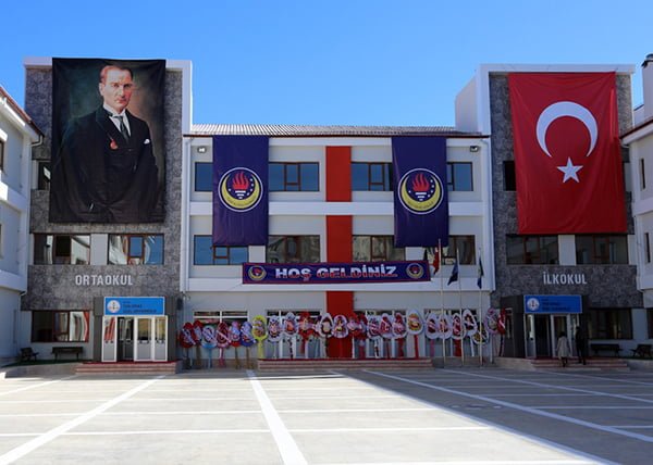 Türk ve Atatürk Bayrağı Okul Binalarına asılmış
