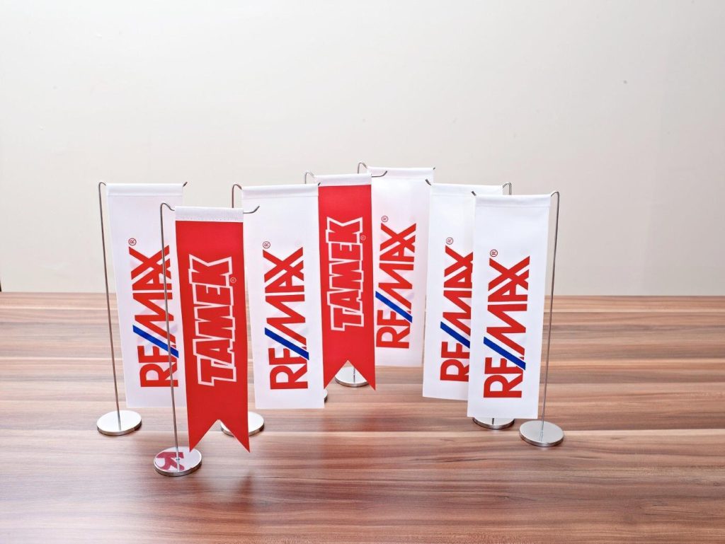 Logo baskılı L tipi Masa Bayrağı