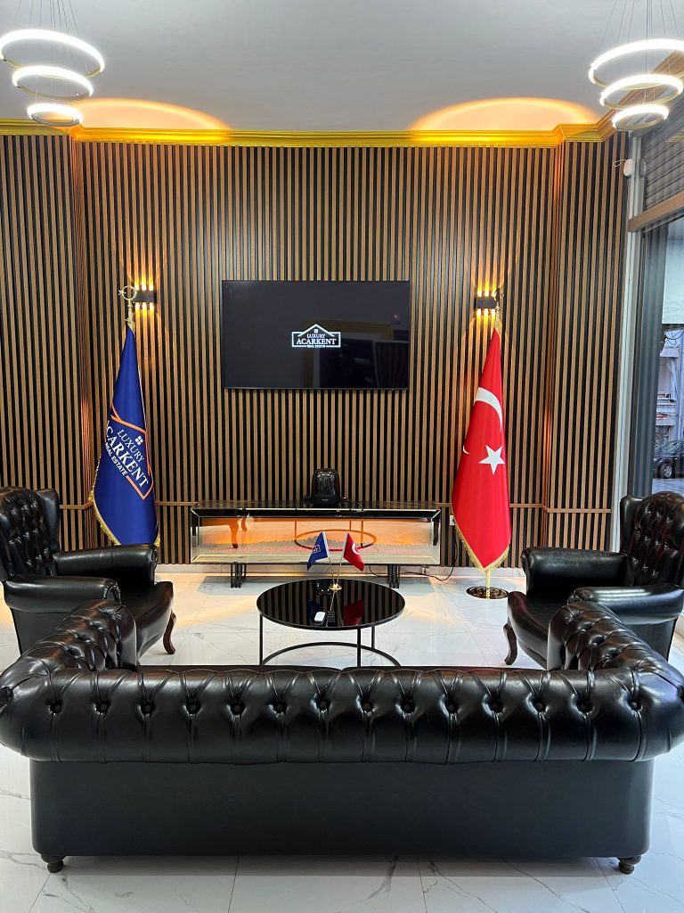sarı saçaklı makam bayragı