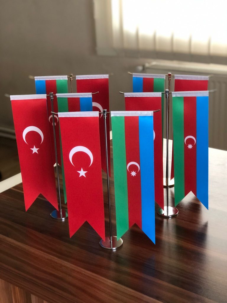 T tipi logolu ve ülke masa bayrağı
