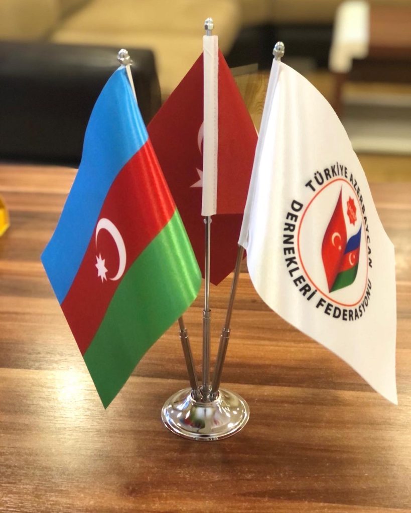 Krom direkli 3'lü Masa Bayrağı Seti