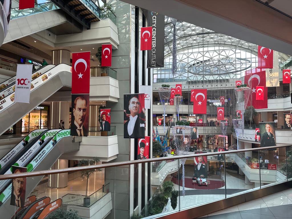 alışveriş merkezi tavanlarına asılmış bayraklar