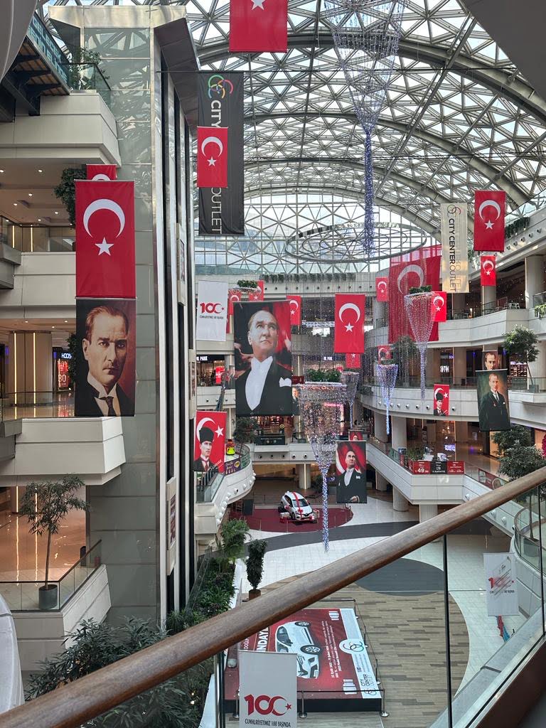 avm de tavanda bayraklar
